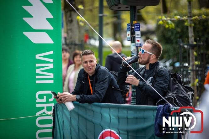 Volle terrassen, bruisende kleedjesmarkt en sportieve Wallenloop: Elburg leeft tijdens koningsdag! - &copy; NWVFoto.nl
